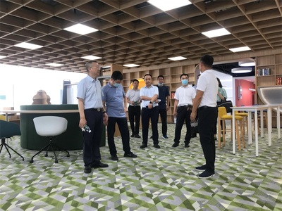 省經(jīng)濟(jì)和信息化廳輕紡處處長(zhǎng)何開華率隊(duì)赴崇州市智能家具產(chǎn)業(yè)園調(diào)研